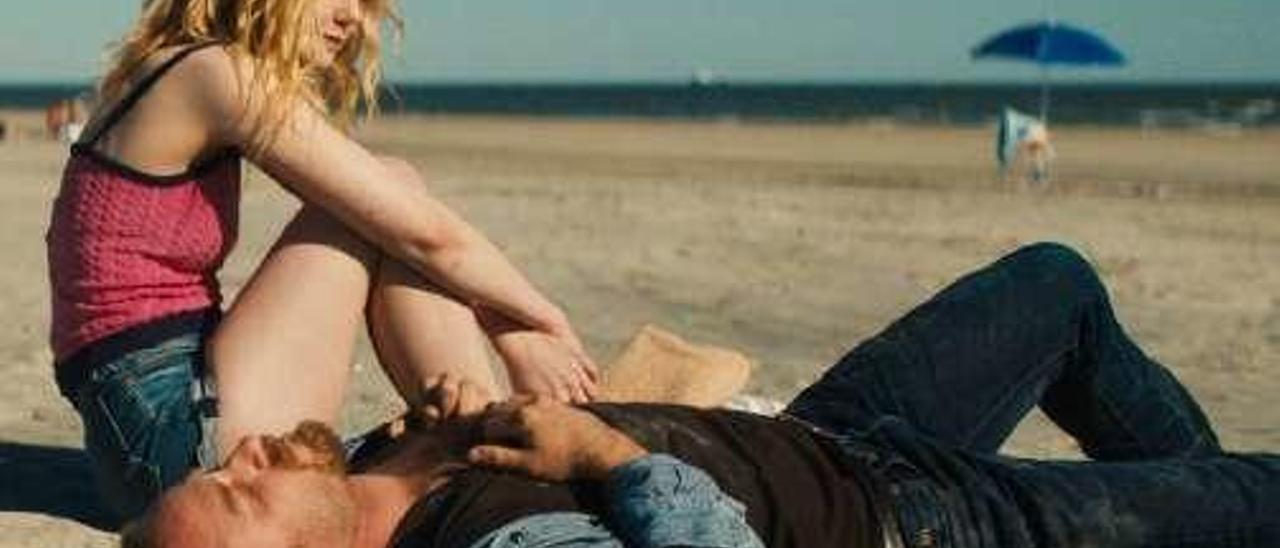 Elle Fanning y Ben Foster, en &quot;Galveston&quot;.