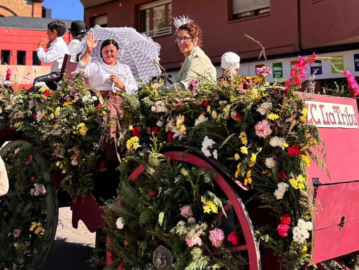 La desfilada de carrosses llueix a Puigcerdà amb tot el seu esplendor en els 140 anys de la Festa de l'Estany La desfilada de carrosses llueix a Puigcerdà amb tot el seu esplendor en els 140 anys de la Festa de l'Estany