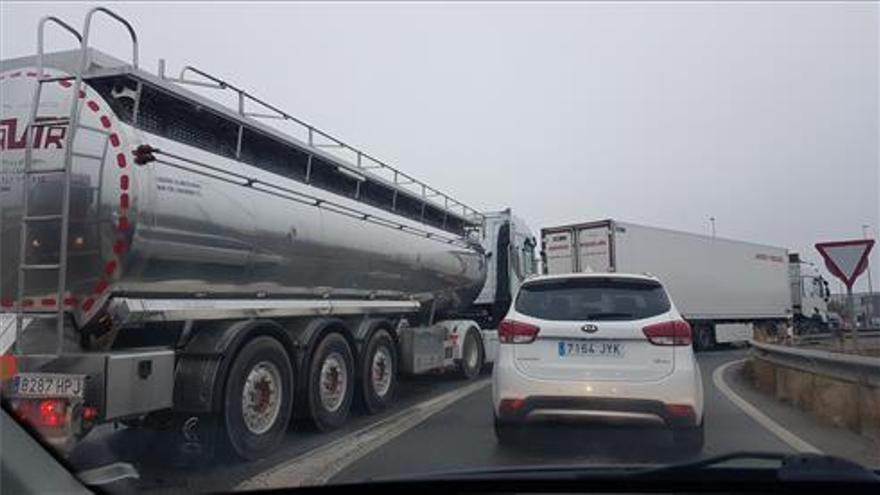 El corte viario sin preaviso en Cataluña por el temporal indigna a camioneros de Castellón