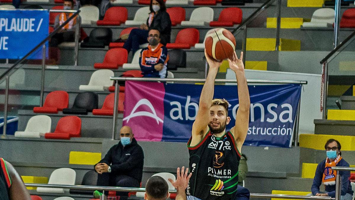 Kullamäe lanza a canasta en el partido que el Palmer Palma disputó ayer ante el Leyma Coruña.