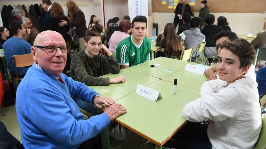 El grupo de trabajo de los voluntarios Joaquín y Tere, en el monte das Moas.