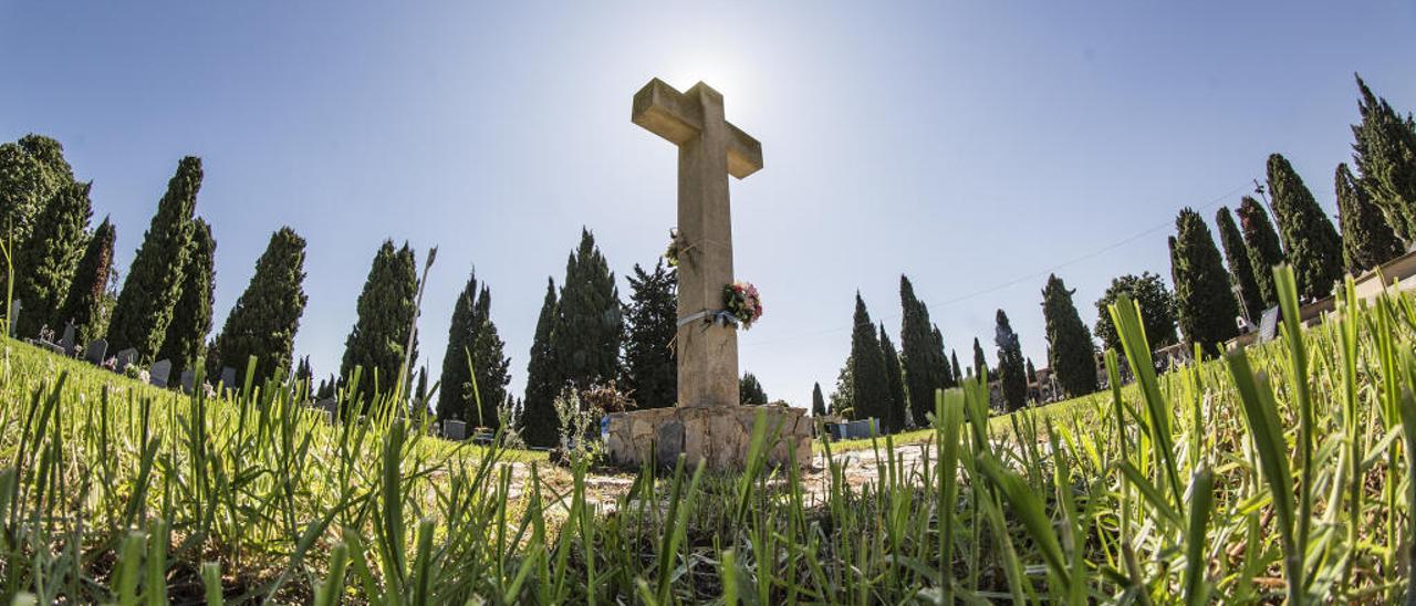 Una de las tumbas en el Cementerio Municipal de Alicante que guarda una fosa común dentro del camposanto.