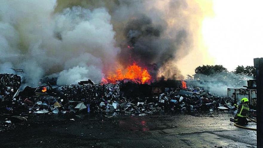 FUEGO EN LA MAYOR PLANTA DE RECICLAJE EN LA RIOJA