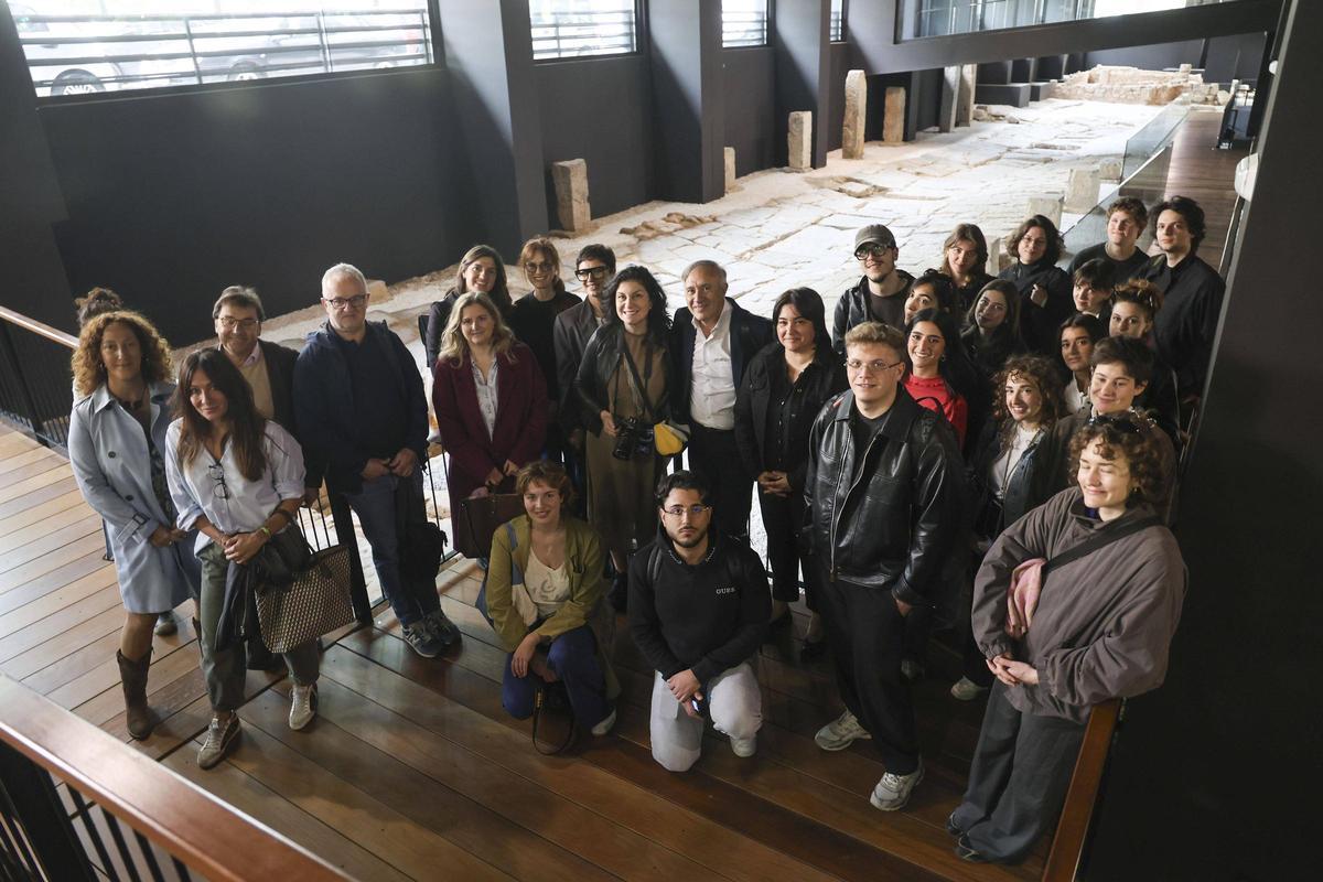 estudiantes y profesorado que participa en el programa europeo, en el museo Vía del Pòrtic.