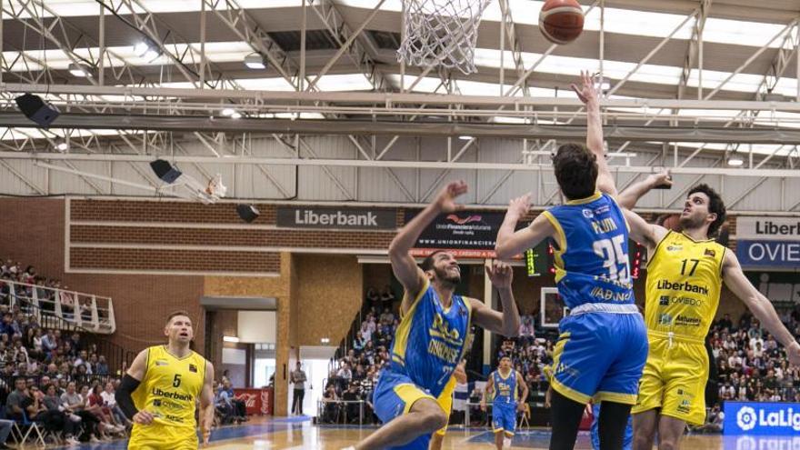 Antón Bouzán durante el partido del Oviedo Baloncesto ante el Ourense