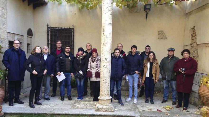 Estudiantes y profesores participantes en la visita a lugares históricos de la ciudad.