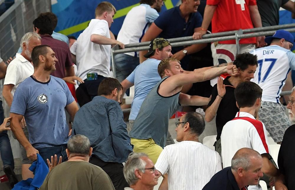 Peleas entre hinchas rusos e ingleses en el Velodrome