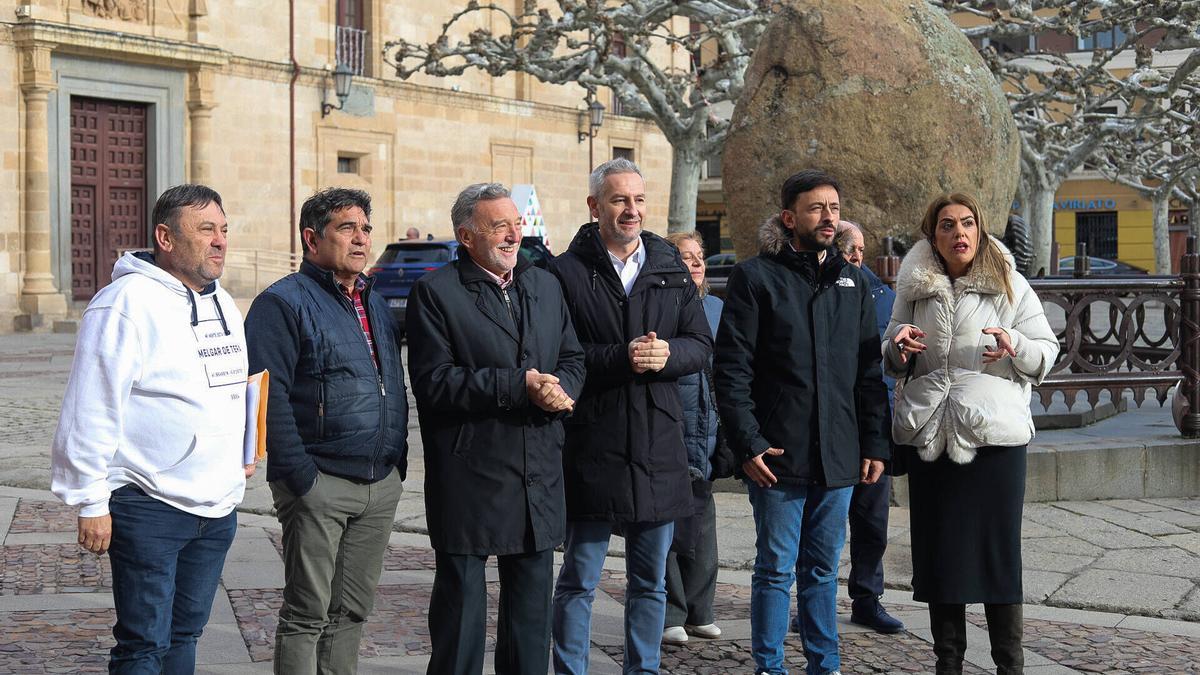 Integrantes del grupo provincial del PSOE de Zamora junto al secretario autonómico socialista de Política Municipal, Fran Díaz, y la portavoz del Grupo Socialista en la Diputación de Zamora, Sandra Veleda.