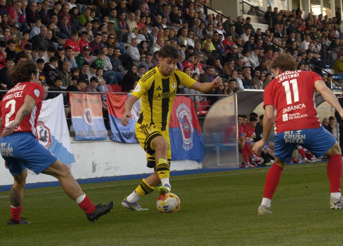 Adri Lopes, con el balón, presionado por los locales Varo y Justino. |