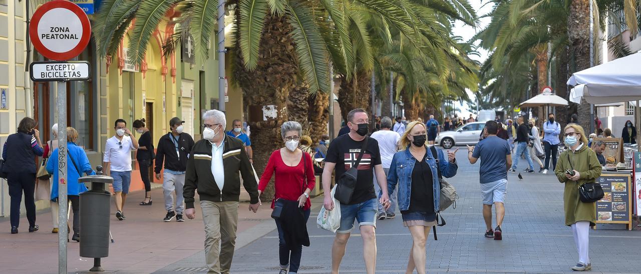 Personas con mascarillas por la capital grancanaria.