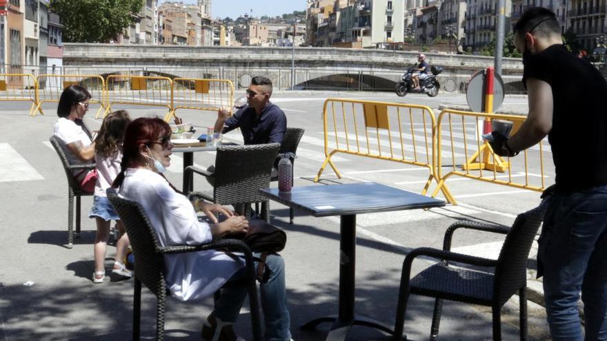 Una terrassa de Girona i, al fons, vistes a la Catedral i a les cases de l&#039;Onyar