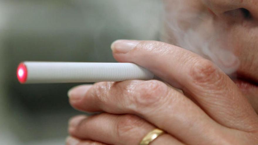Sanidad estudiará el miércoles con las comunidades la regulación de los cigarrillos electrónicos
