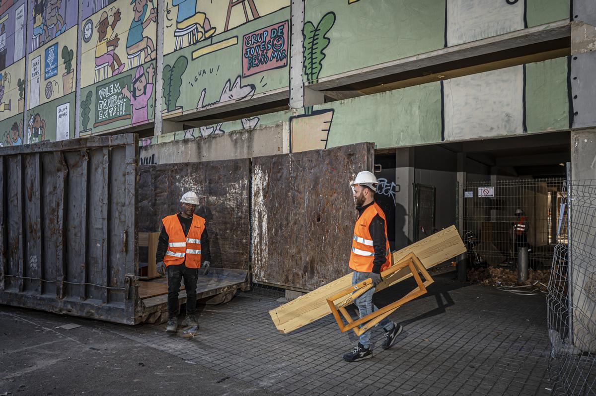 Empieza la demolición del antiguo cine Pere IV, que dejará paso a un gran equipamiento para el Besòs