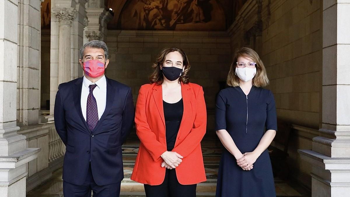 Joan Laporta, junto a Ada Colau y Janet Sanz