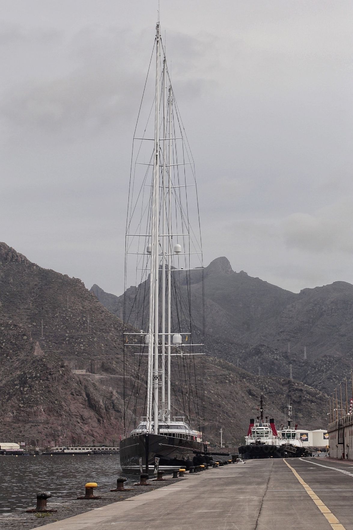 Llegada del barco Sea Eagle II al puerto de Santa Cruz de Tenerife.