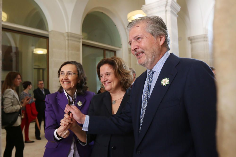 Íñigo Méndez de Vigo y Rosa Aguilar firman el acuerdo de cesión del Museo de Bellas Artes y Arqueológico de Málaga, que abrirá durante este 2016