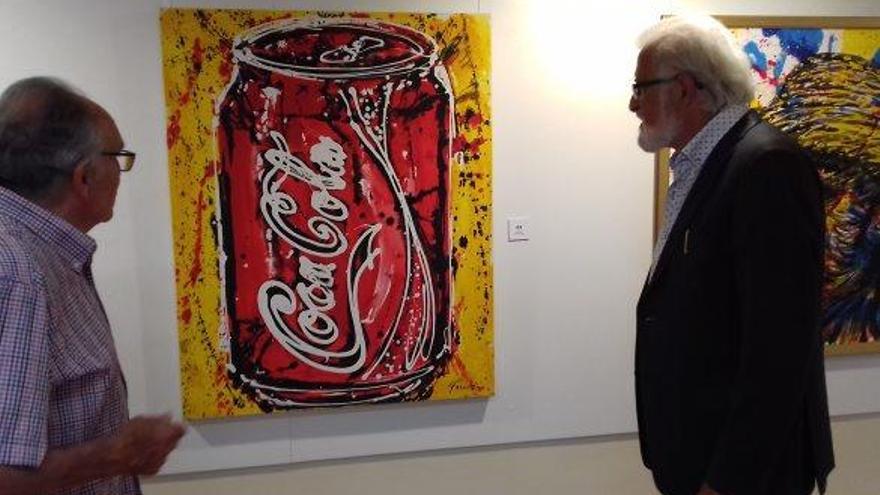 Eduard Fons i Joan Cots observant el quadre de la Coca Cola de l&#039;exposició de Joaquim Falcó a Navarcles