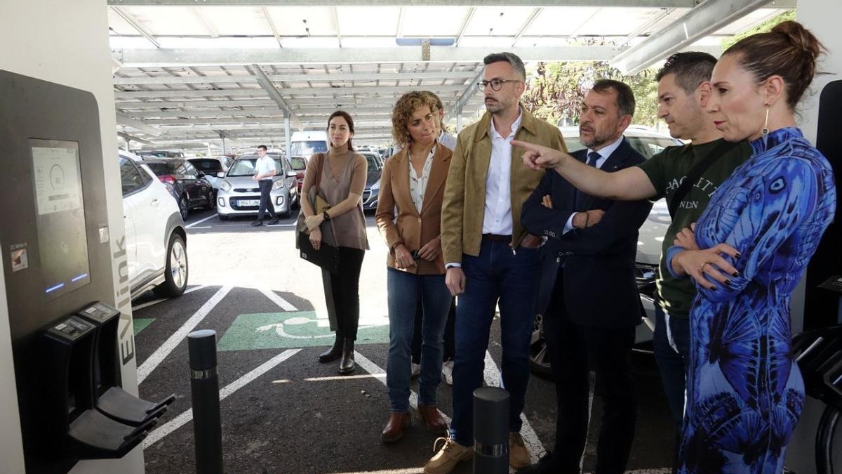Cargadores para vehículos eléctricos instalados en la explanada del Parque Marítimo.