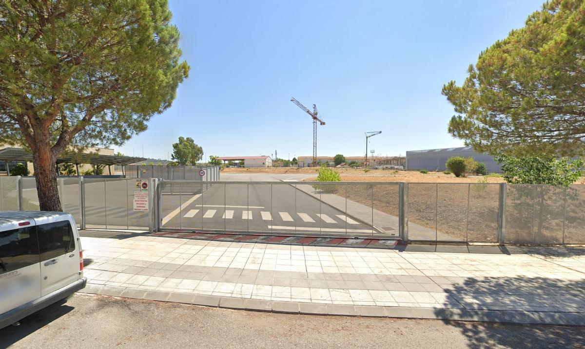 Salida del centro de exámenes de la DGT en Héroes de Baler.