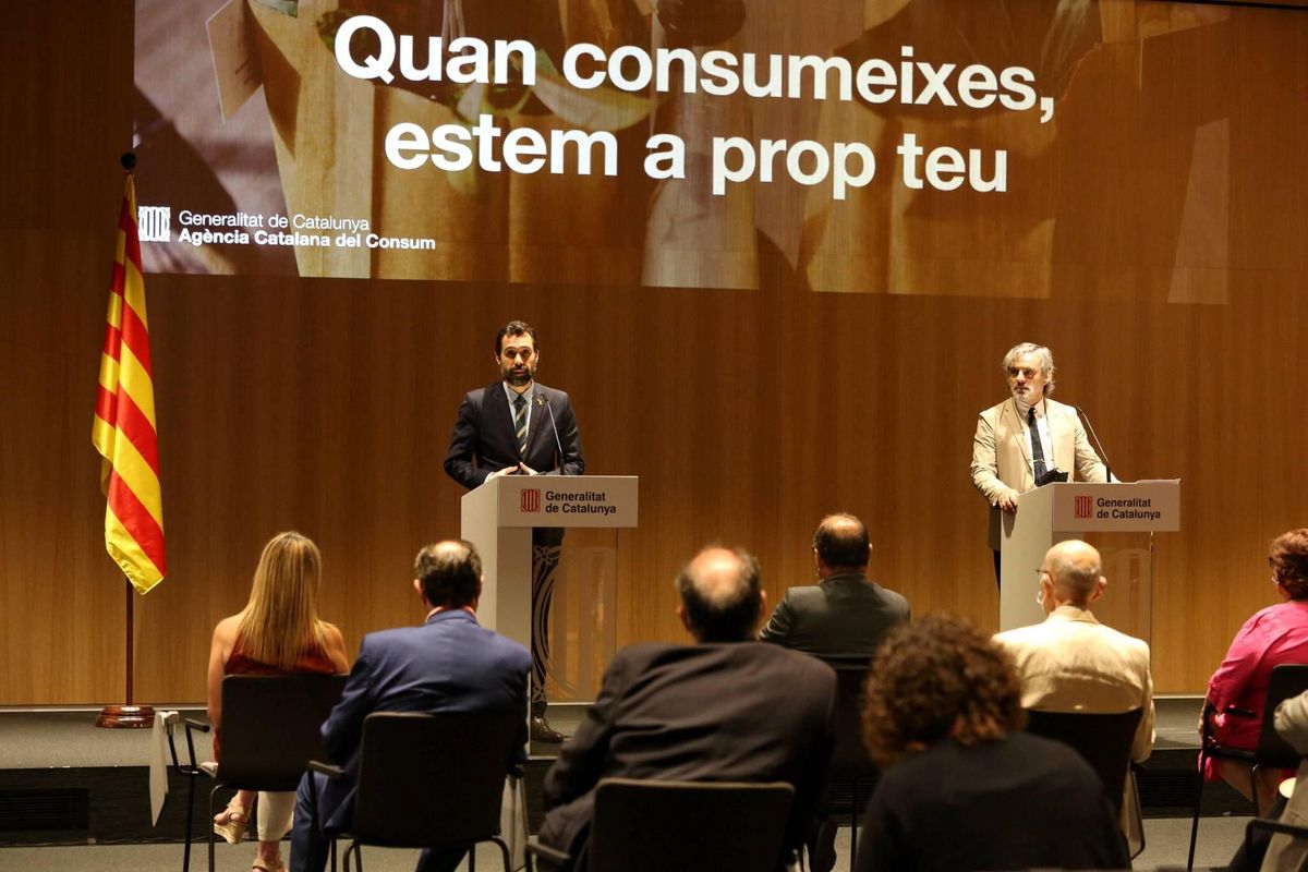 El conseller d’Empresa i Treball, Roger Torrent, amb el director de l’Agència Catalana del Consum, Francesc Sutrias, durant la presentació de la campanya El conseller d’Empresa i Treball, Roger Torrent, amb el director de l’Agència Catalana del Consum, Francesc Sutrias, durant la presentació de la campanya
