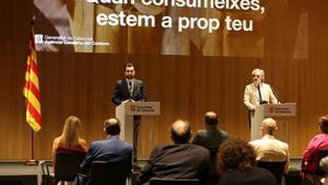 El conseller d’Empresa i Treball, Roger Torrent, amb el director de l’Agència Catalana del Consum, Francesc Sutrias, durant la presentació de la campanya