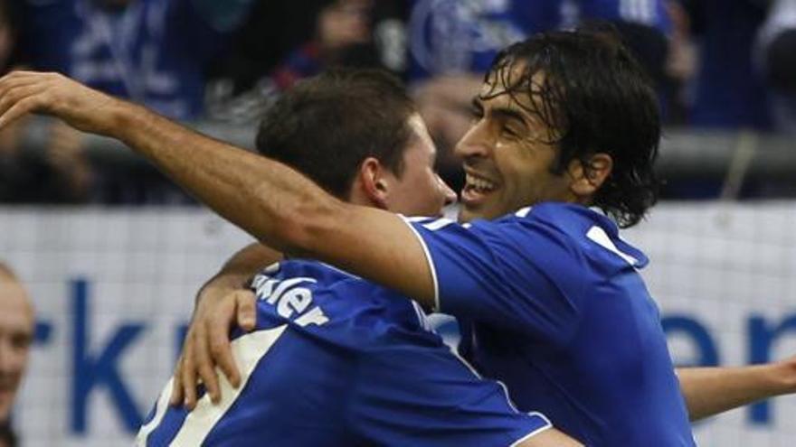 Raul celebra su gol con su compañero Julian Draxler.