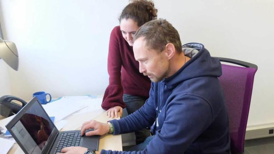 María Miranda y Fredrik Dalerum, ayer, en la Unidad Mixta de Investigación en Biodiversidad.