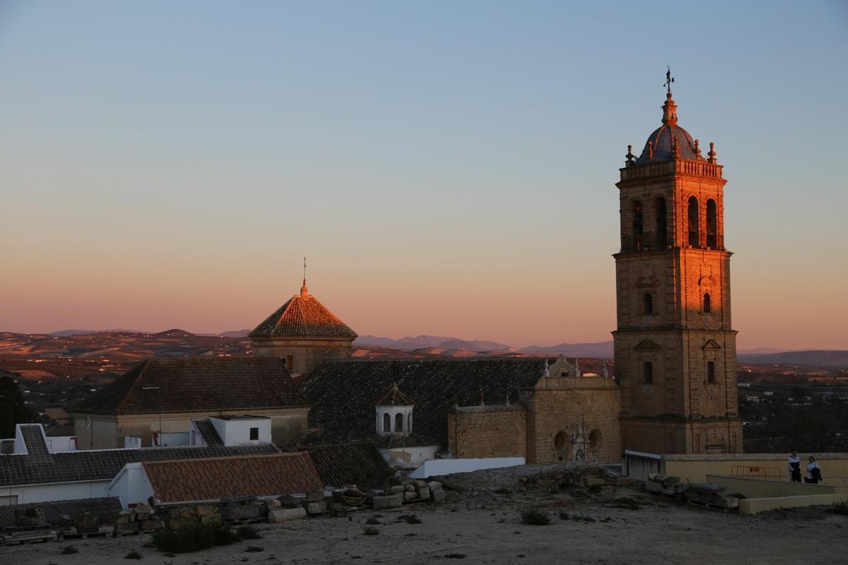 Imagen exterior de la parroquia de Santiago Apóstol, perfectamente reconocible en el 'skyline' de Montilla.