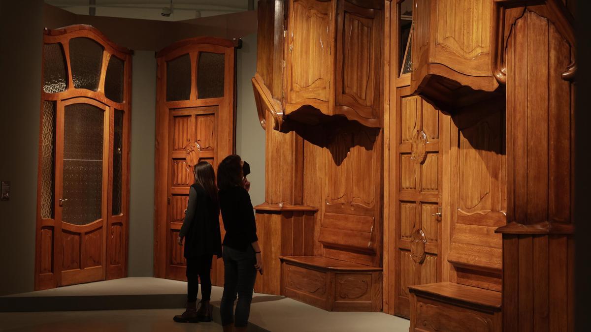 Una ambiciosa exposición en el MNAC rompe mitos sobre Gaudí.