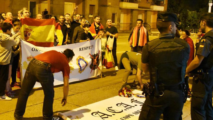 Concentració de nacionalistes espanyols en suport de la Guàrdia Civil a Manresa.