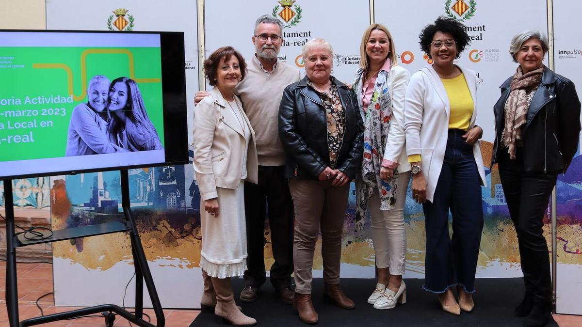 Representants de  l'AECC, juntament amb la regidora de Serveis Socials, Silvia Gómez, han fet balanç de les atencions i activitats dutes a terme l'any passat.