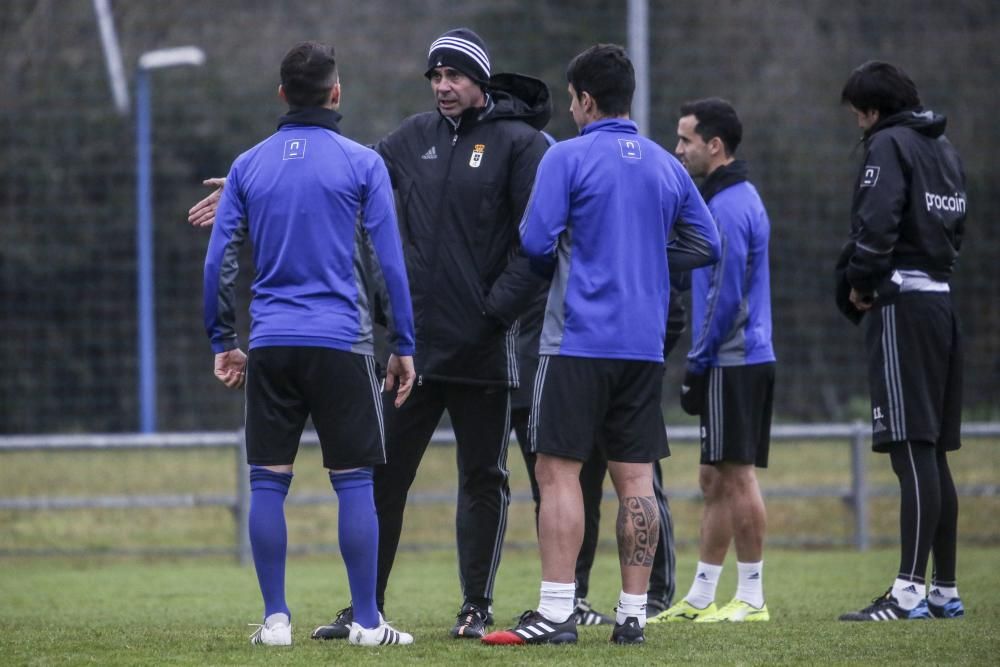 Entrenamiento del Real Oviedo a puerta cerrada en El Requexón.