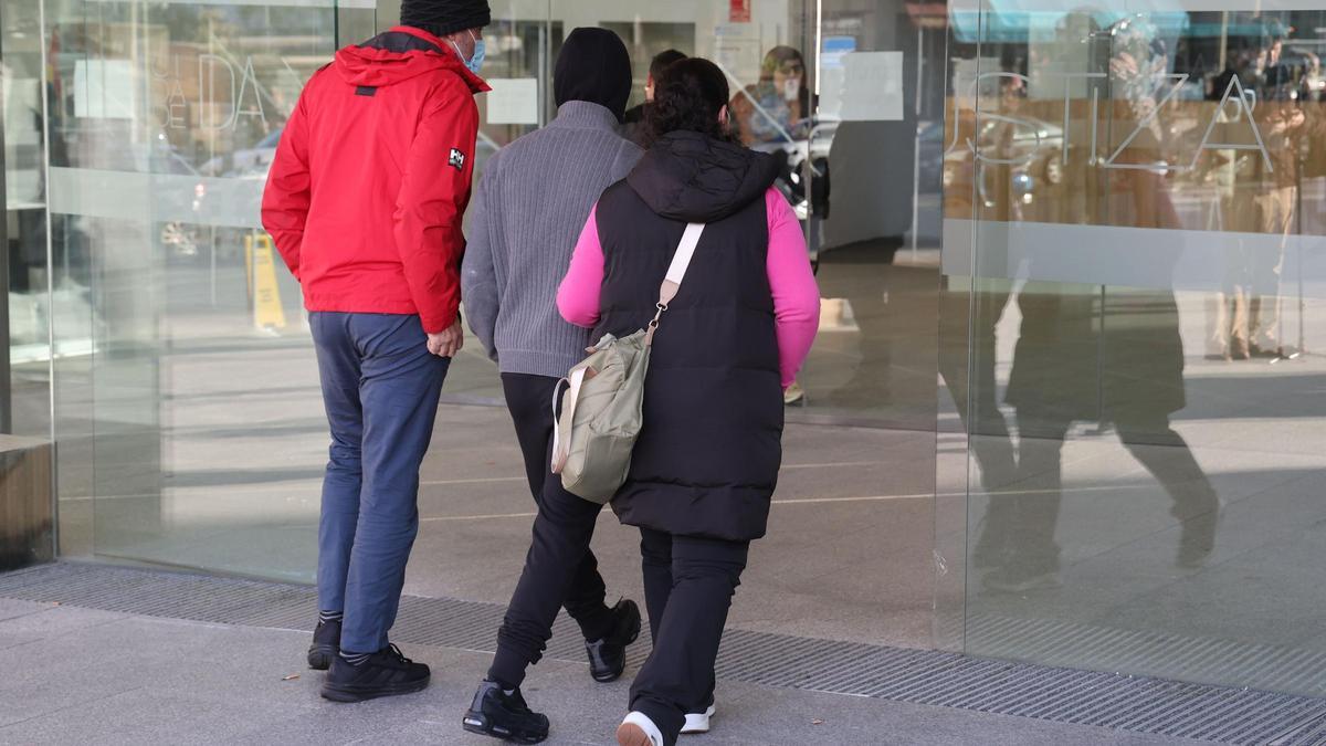 El menor víctima de la agresión grupal, esta semana, con sus padres en la Ciudad de la Justicia de Vigo.