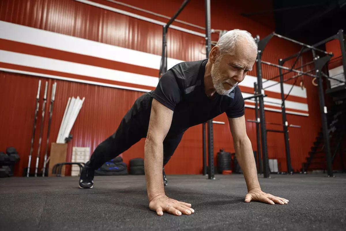 Un esportista sènior fa flexions