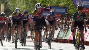 HUESCA (ARAGÓN), 06/05/2025.- La neerlandesa Femke Gerritse (c), del equipo SD Worx-Protime, ganó al esprint este martes la tercera etapa de la Vuelta ciclista a España femenina, de 132,4 kilómetros entre Barbastro y Huesca, y es la nueva líder de la prueba. EFE/ Javier Blasco