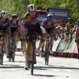 HUESCA (ARAGÓN), 06/05/2025.- La neerlandesa Femke Gerritse (c), del equipo SD Worx-Protime, ganó al esprint este martes la tercera etapa de la Vuelta ciclista a España femenina, de 132,4 kilómetros entre Barbastro y Huesca, y es la nueva líder de la prueba. EFE/ Javier Blasco