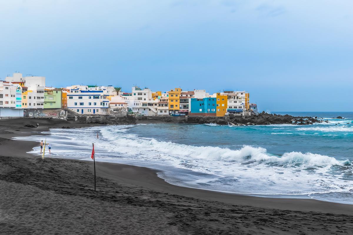 Una playa con bandera roja en el Puerto de la Cruz, en Tenerife.