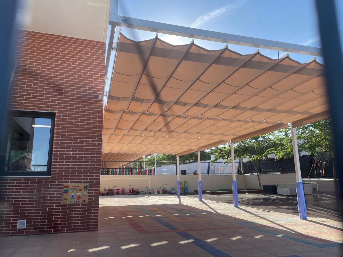 Instalación de sombras en el CEIP La Sabina de San Antonio de Benagéber.