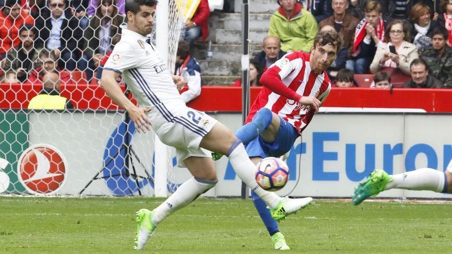 Un momento del encuentro entre el Sporting y el Real Madrid en El Molinón