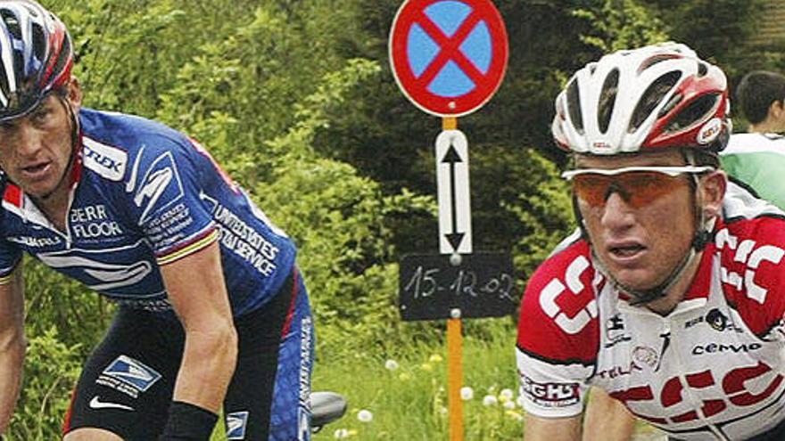 Lance Armstrong observa a Tyler Hamilton en la Lieja-Bastoña-Lieja de 2003