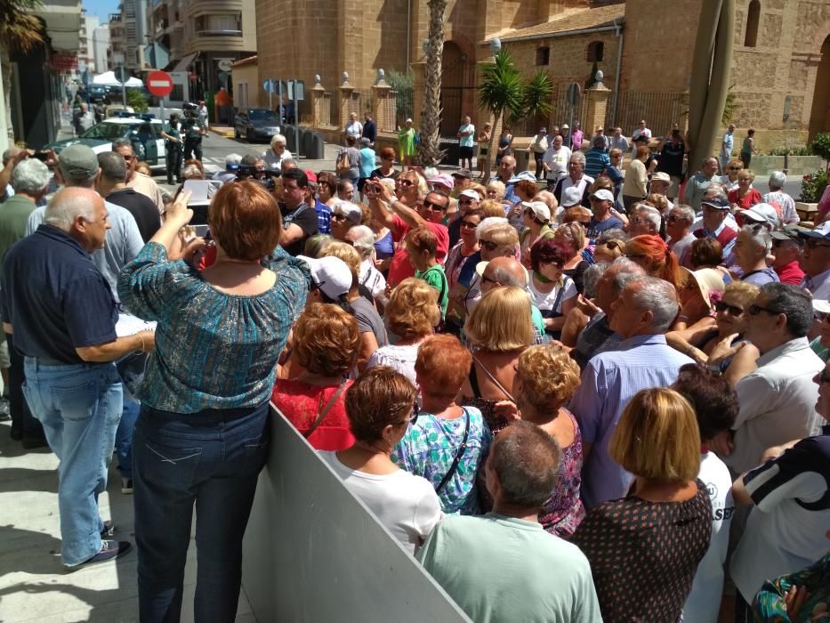 Unos 400 pensionistas piden la reapertura de las cafeterías de los centros de mayores en Torrevieja