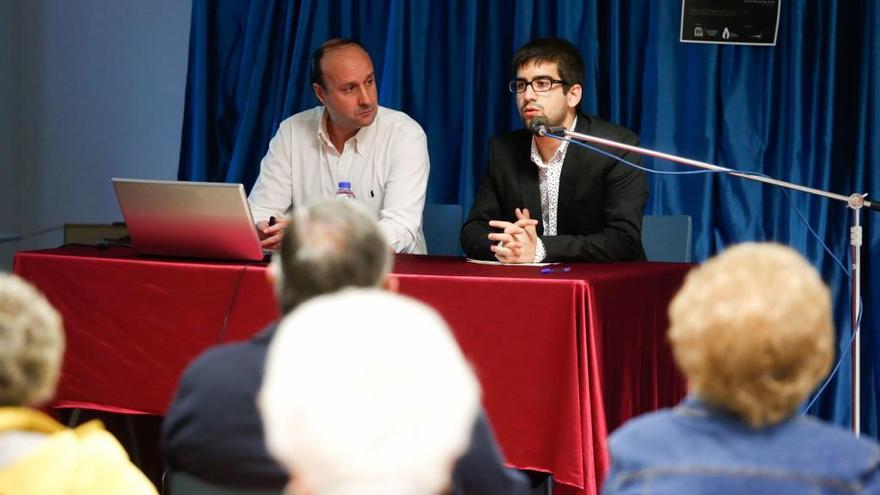 Javier Fernández Ferré (a la izquierda), en una conferencia en Llaranes.