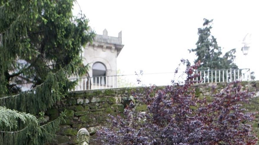 El busto de Curros Enríquez en el estanque de O Castro.