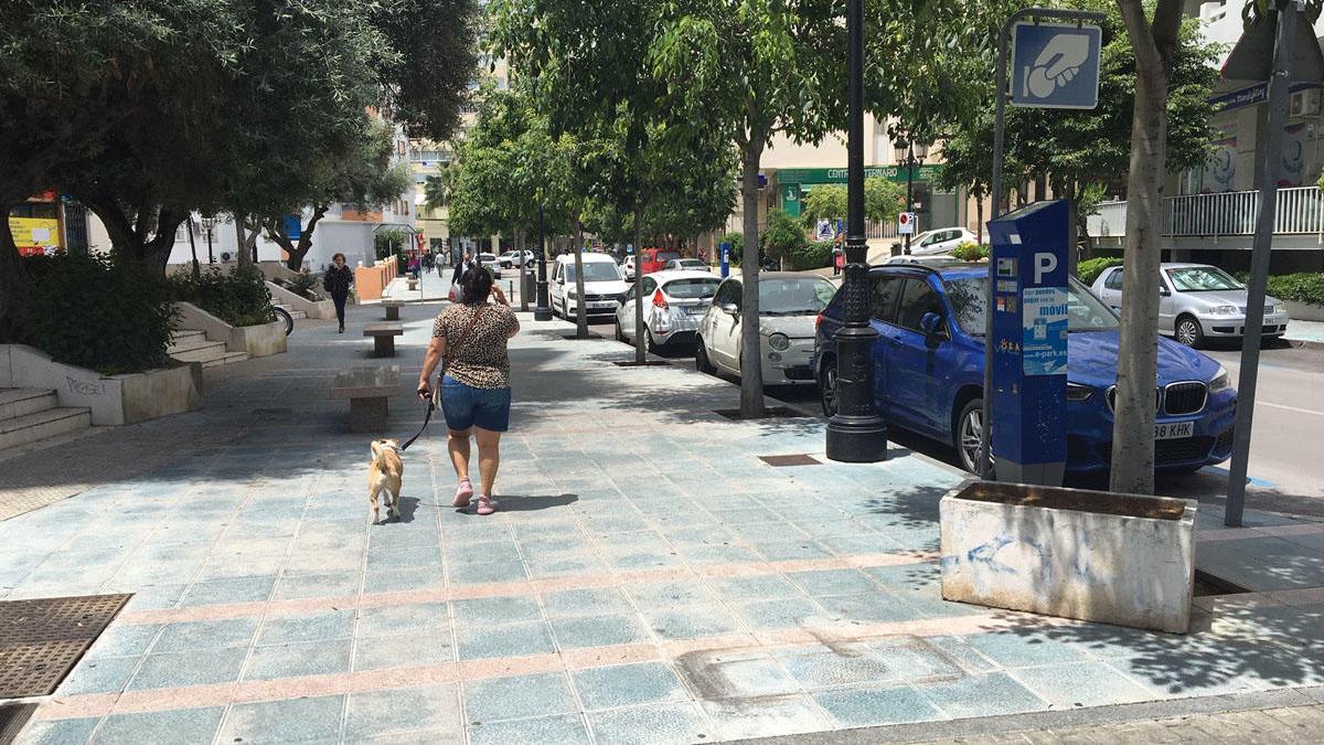 Vehículos estacionados en zona azul en el centro urbano