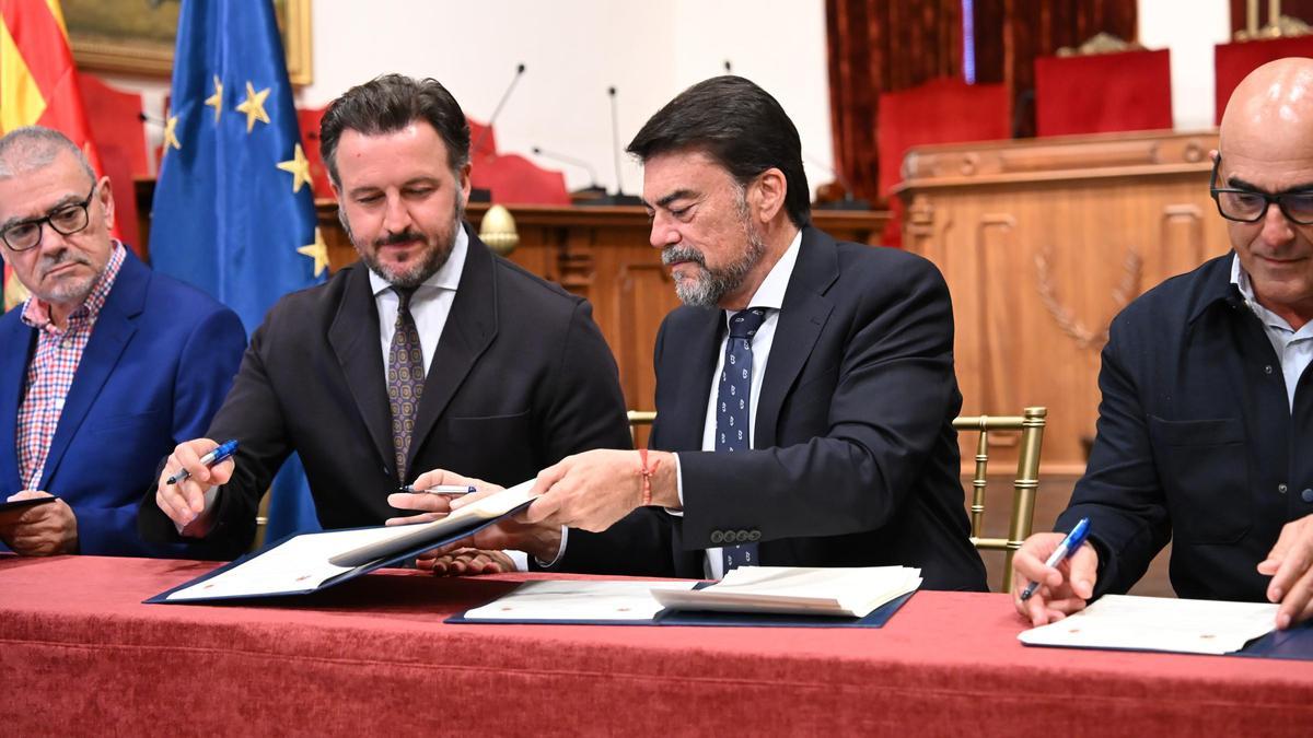 Pablo Ruz y Luis Barcala, durante un acto en el consistorio ilicitano.