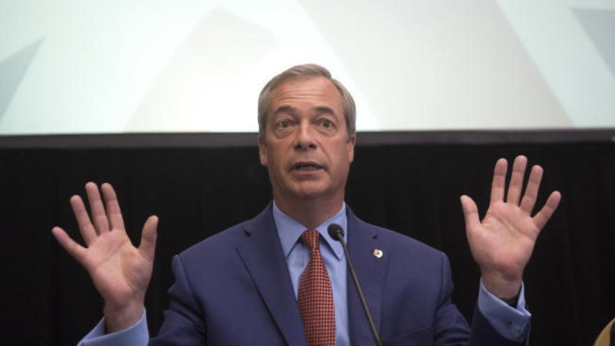 Nigel Farage dimite tras la victoria del Brexit