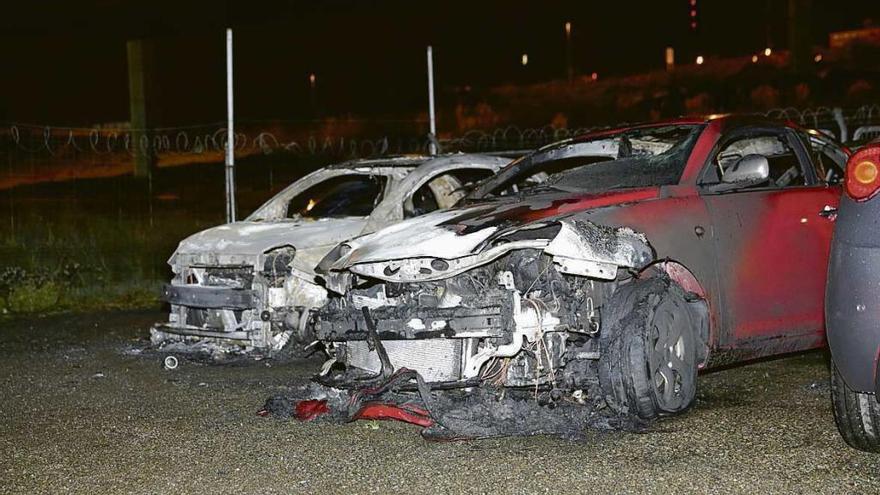 Algunos de los coches calcinados ayer por la noche en Cerdeño.