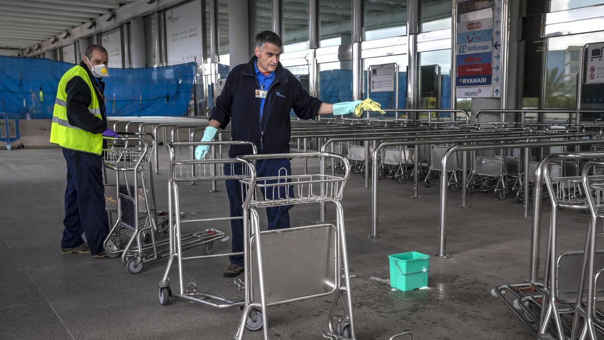 El gestor aeroportuario ha tomado este miÃ©rcoles la decisiÃ³n de restringir el acceso a las instalaciones de la isla.