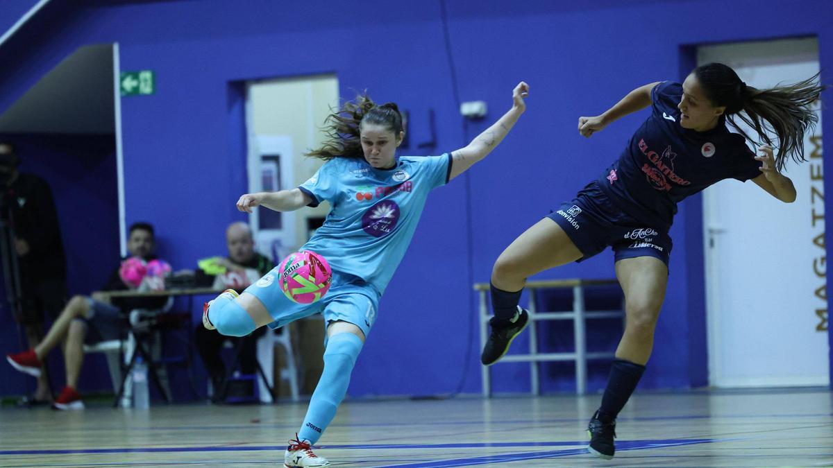 Robertinha ejecuta una volea durante el encuentro frente al Rodiles