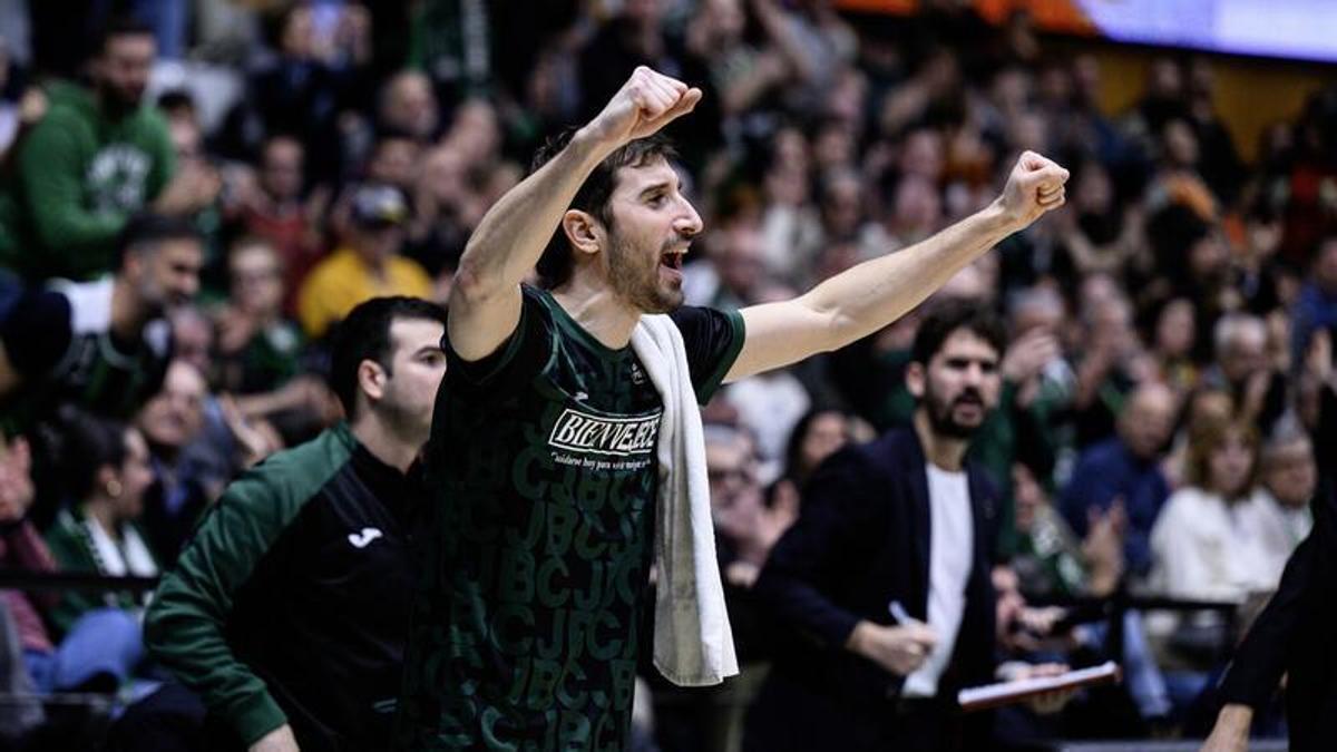 Guillem Vives celebra una canasta desde el banquillo del Joventut.